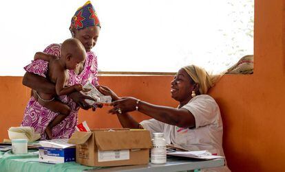 La enfermera Dembele entrega sobres de Plumpy Nut a la madre de Justin Coulibaly, con desnutrición moderada, en Beleko, Malí.