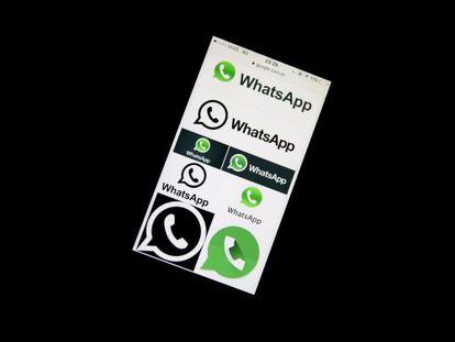 Logotipos de WhatsApp en un teléfono móvil de Brasil.