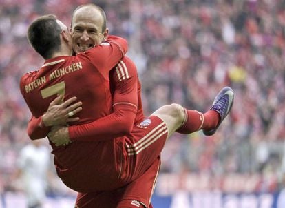 Ribery recibe la felicitación de Robben tras conseguir el séptimo tanto del partido en la goleada ante el Hoffenheim (7-1)