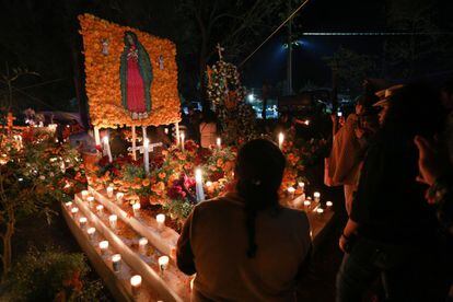 Los cementerios de Tzintzuntzan, Michoacán, se llenan de flores y velas durante estos días.