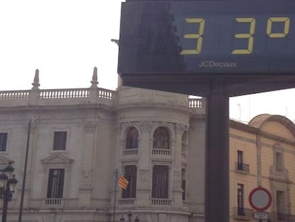 Term&oacute;metro al aire libre en la plaza del Ayuntamiento a primera hora de la tarde el 13 de mayo. 