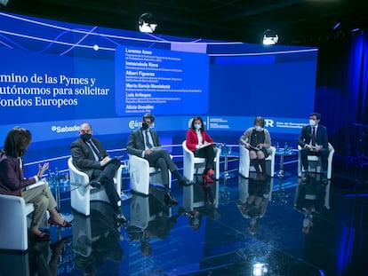 De izquierda a derecha, algunos de los participantes en el Foro Fondos Europeos 2022, celebrado a mediados de febrero en Madrid: Alicia González, editorialista de EL PAÍS; Lorenzo Amor, presidente de ATA; Luis Aribayos, secretario general de la Cepyme; Marta García Mandaloniz, profesora de Derecho Mercantil de la Universidad Carlos III, de Madrid; Inmaculada Riera, directora general de la Cámara de Comercio de España, y Albert Figueras, subdirector general y director de Empresas, Negocios y Autónomos de Banco Sabadell.