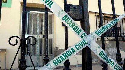Precinto de la Guardia Civil en una vivienda de Albox (Almería) en la que se investiga el crimen de una mujer 48 años supuestamente a manos de su pareja.