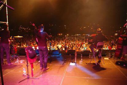 Actuación del grupo Tiruleque en la Festa Folk de Vilariño, en Cangas (Pontevedra).