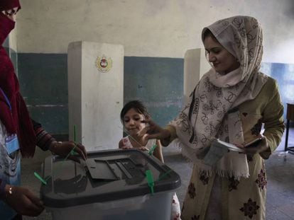 Una afgana deposita su voto para las elecciones presidenciales, este sábado en Kabul.