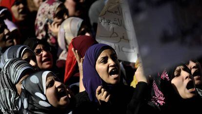 Varias mujeres, en la plaza Tahrir de El Cairo, en 2011.