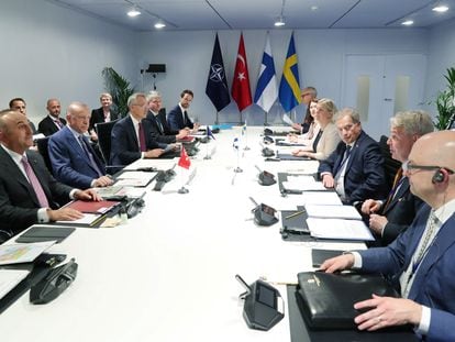 Reunión entre el presidente turco, Recep Tayyip Erdogan, el secretario general de la OTAN, Jens Stoltenberg, el presidente finlandés, Sauli Niinisto, y la primera ministra sueca, Magdalena Andersson, el martes en Madrid