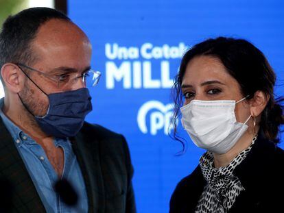 La presidenta de la Comunidad de Madrid, Isabel Díaz Ayuso, y el candidato del PP al 14-F, Alejandro Fernández, en un acto en Barcelona.