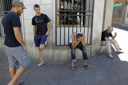 Ahmed, el hermano del joven apuñalado, con la cabeza apoyada en las manos, en el lugar en el que se produjo la reyerta inicial.