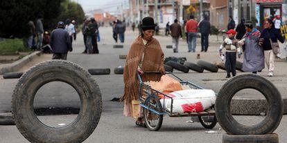 Algunas personas caminan por una avenida desierta de El Alto, ayer durante la huelga del transporte público en Bolivia.
