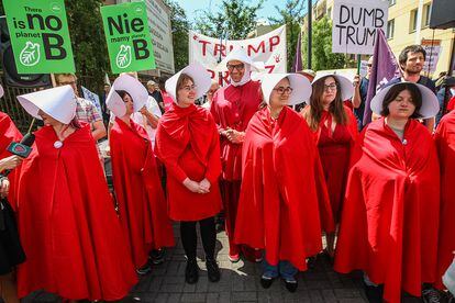Manifestantes caracterizadas como las criadas de ‘The Handmaid´s Tale’ en Varsovia.