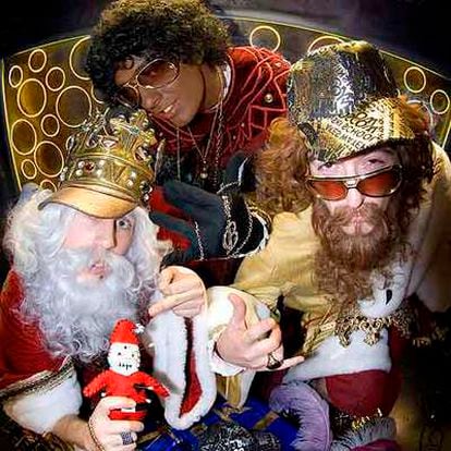 Los Reyes Magos, modernizados como raperos, con el muñeco para hacer vudú a Santa Claus.