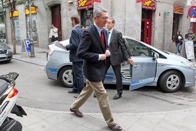 Dos escoltas acompañan a Alberto Ruiz-Gallardón a un acto electoral el pasado mes de abril.