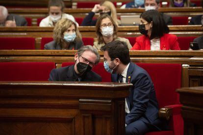 El conseller de Economía, Jaume Giró, y el president de la Generalitat, Pere Aragonès, en un Pleno del Parlament el pasado 1 de diciembre, en Barcelona.