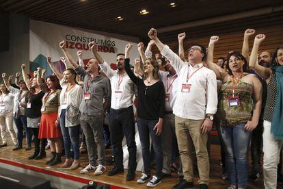 El nuevo Consejo Pol&iacute;tico federal de Izquierda Unida, tras la elecci&oacute;n de Alberto Garz&oacute;n (centro de la foto, con camisa blanca) como nuevo coordinador en una etapa marcada por el acercamiento a Podemos.