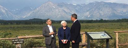 El presidente del Banco de Japón, Haruhiko Kuroda, junto a Janet Yellen y Mario Draghi en Jackson Hole 