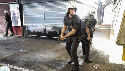 Policías en el mercado de la Boqueria, por donde huyó Younes Abouyaaqoub.