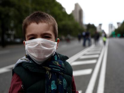 Un niño con mascarilla, el pasado sábado en el Paseo de la Castellana, en Madrid.