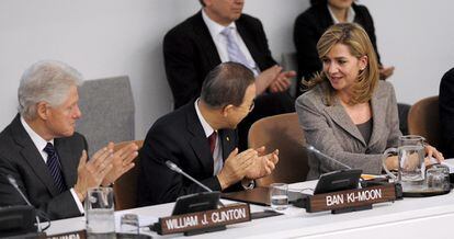 La Infanta Cristina ha participado hoy en la ONU en la presentación oficial de un innovador programa de microdonaciones electrónicas destinado a financiar los Objetivos de Desarrollo del Milenio (ODM). El secretario general de Naciones Unidas, Ban Ki-moon, y el ex presidente estadounidense Bill Clinton han sido los encargados de presentar esa iniciativa en la sede del organismo multilateral en Nueva York. El nuevo programa desarrollado por la ONU, y que tiene por nombre <i>Massivegood</i> (Bien masivo), permitirá por primera vez donar dos dólares cada vez que se adquiera por internet un pasaje de avión, se alquile un coche o se reserve una habitación de hotel.