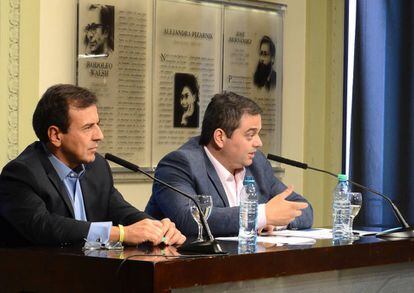 El ministro Jorge Triaca (derecha) y el vicejefe de Gabinete, Mario Quintana, anuncian el pacto con empresas y sindicatos.