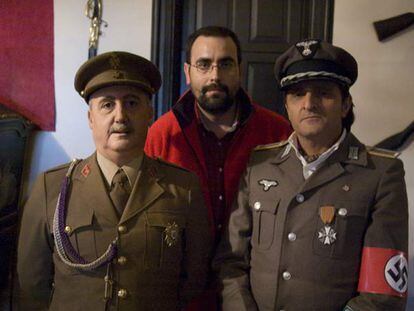 Ramón Pérez, el doble de Franco, junto al director de <i>O Labirinto Ario</i>, Alfredo Pardo, y el actor Julio Cela en su papel de Doctor Manfred.