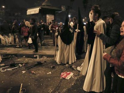 Un grupo de nazarenos, tras una de las avalanchas de la Madrugá.