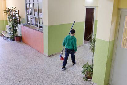 El instituto Isaac Albéniz de Badalona (Barcelona) se quejó el mes pasado de los recortes para pagar la luz o la calefacción.