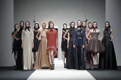 Las modelos lucen las creaciones del dise&ntilde;ador recientemente fallecido Jes&uacute;s del Pozo para la colecci&oacute;n primavera-verano de 2012 en la jornada inaugural de la pasada Cibeles Madrid Fashion Week. 