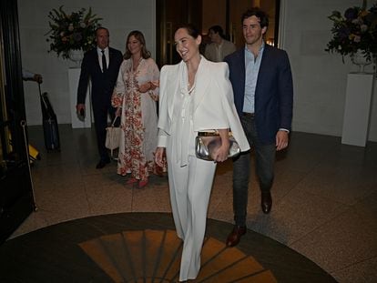 Tamara Falcó e Íñigo Onieva, acompañados de Chabeli Iglesias, anoche en el Hotel Ritz de Madrid en el que se celebró la fiesta de preboda.