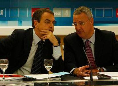 El presidente Zapatero y el ministro Caldera, durante la reunión de la ejecutiva federal.