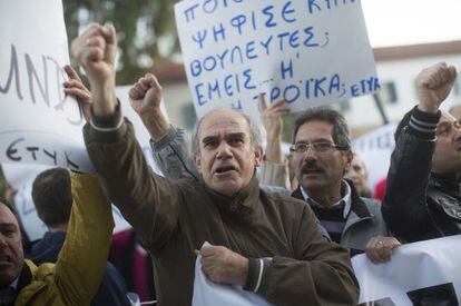 Manifestantes chipriotas ante el ministerio de Finanzas en Nicosia. 