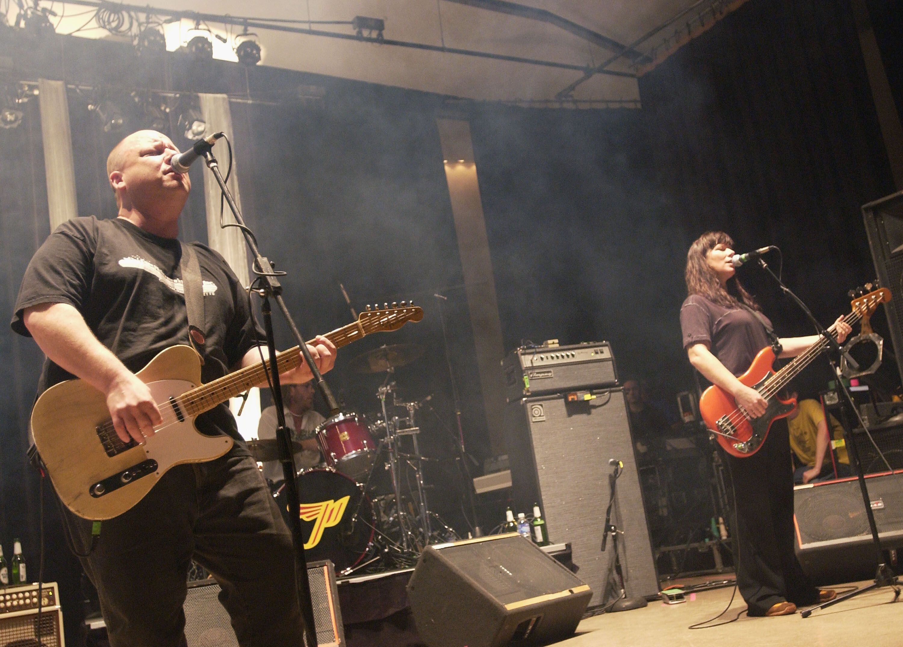 ‘Black Francis’ y Kim Deal, de The Pixies, durante un concierto de la gira que los reunió en 2004 en Davis, California (Estados Unidos).