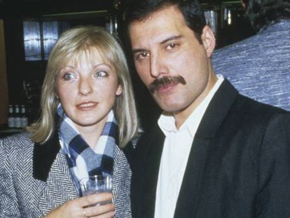 FOTO: Freddie Mercury, con su amiga (y posterior heredera) Mary Austin, en el Royal Albert Hall de London en noviembre de 1985. / VÍDEO: Tráiler de 'Bohemian Rhapsody'.