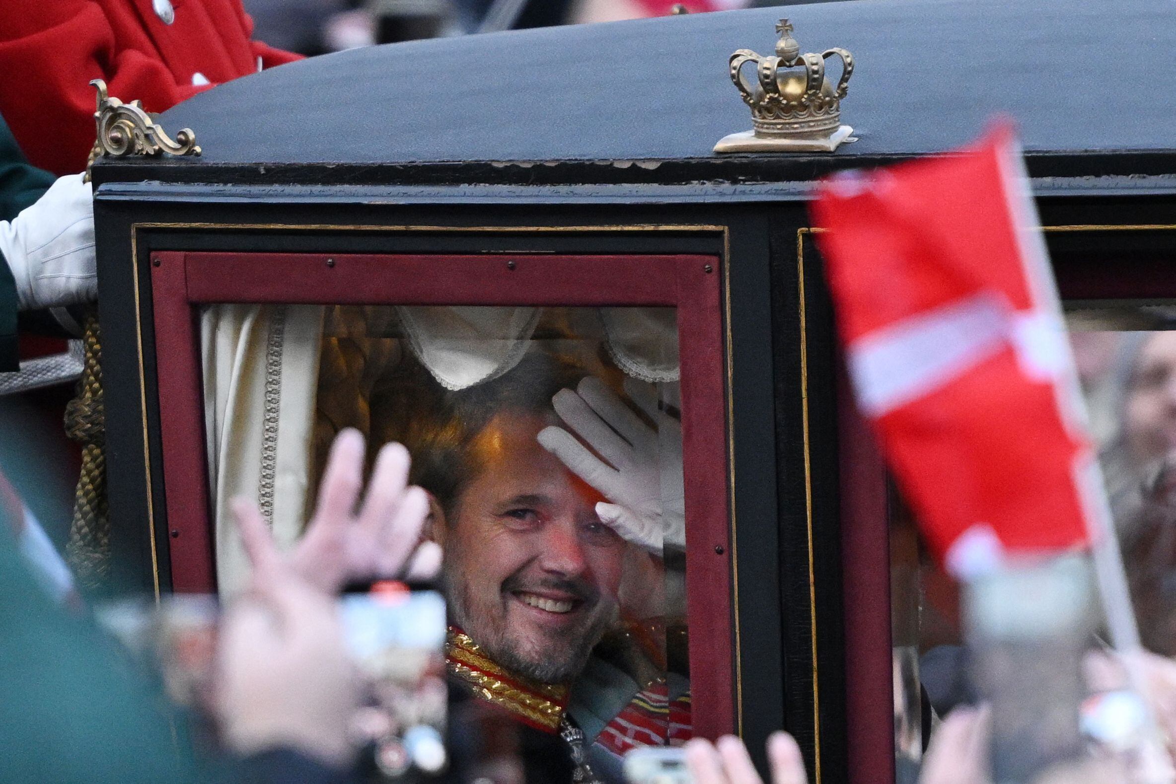 El recién proclamado monarca Federico X es trasladado en carruaje junto a su esposa, la reina María de Dinamarca, desde el Parlamento danés al palacio de Amalienborg.