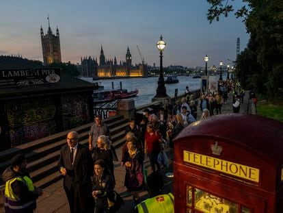 Largas colas de personas que aguardaban para dar su último adiós a la reina Isabel II recorrían este miércoles las calles de Londres.