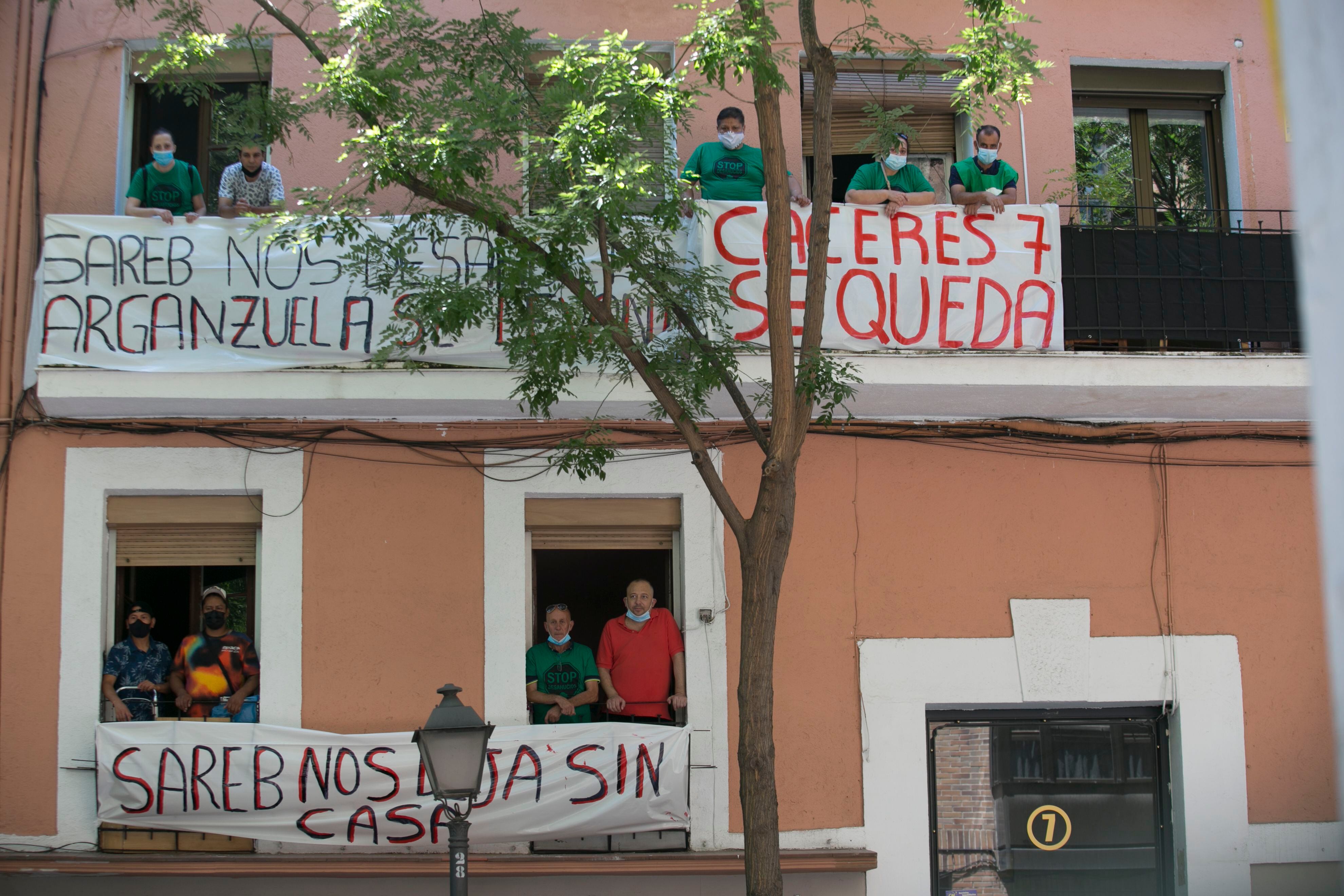 Los vecinos de la calle de Cáceres, número 7, en Madrid protestan ante el posible desahucio. 
