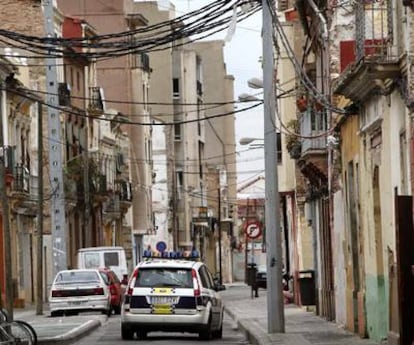 Un vehículo de la Policía Local de Valencia patrulla por una de las calles más degradadas del barrio marinero de El Cabanyal, en Valencia.