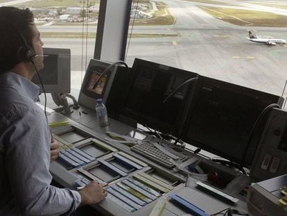 Controlador aéreo en el Aeropuerto Adolfo Suárez Madrid-Barajas.
