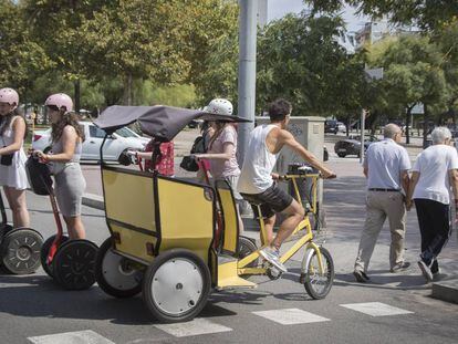 Un bicitaxi es dirigeix a la Barceloneta.