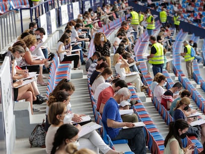 Cerca de 3.000 personas toman las gradas del estadio del Levante UD en la oposición de administrativos de la Diputación