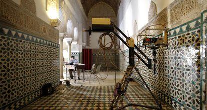 Equipo de rayos X analizando los azulejos del Alc&aacute;zar de Sevilla.