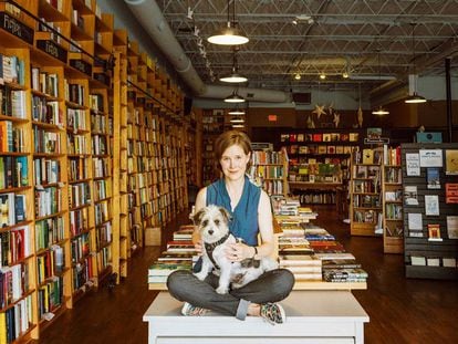 Ann Patchett con su perro en su librer&iacute;a, Parnassus Books, en Nashville.