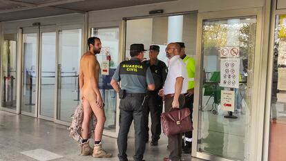 Alejandro C., el pasado 27 de septiembre, cuando trató de acceder a la Ciudad de la Justicia de Valencia desnudo.