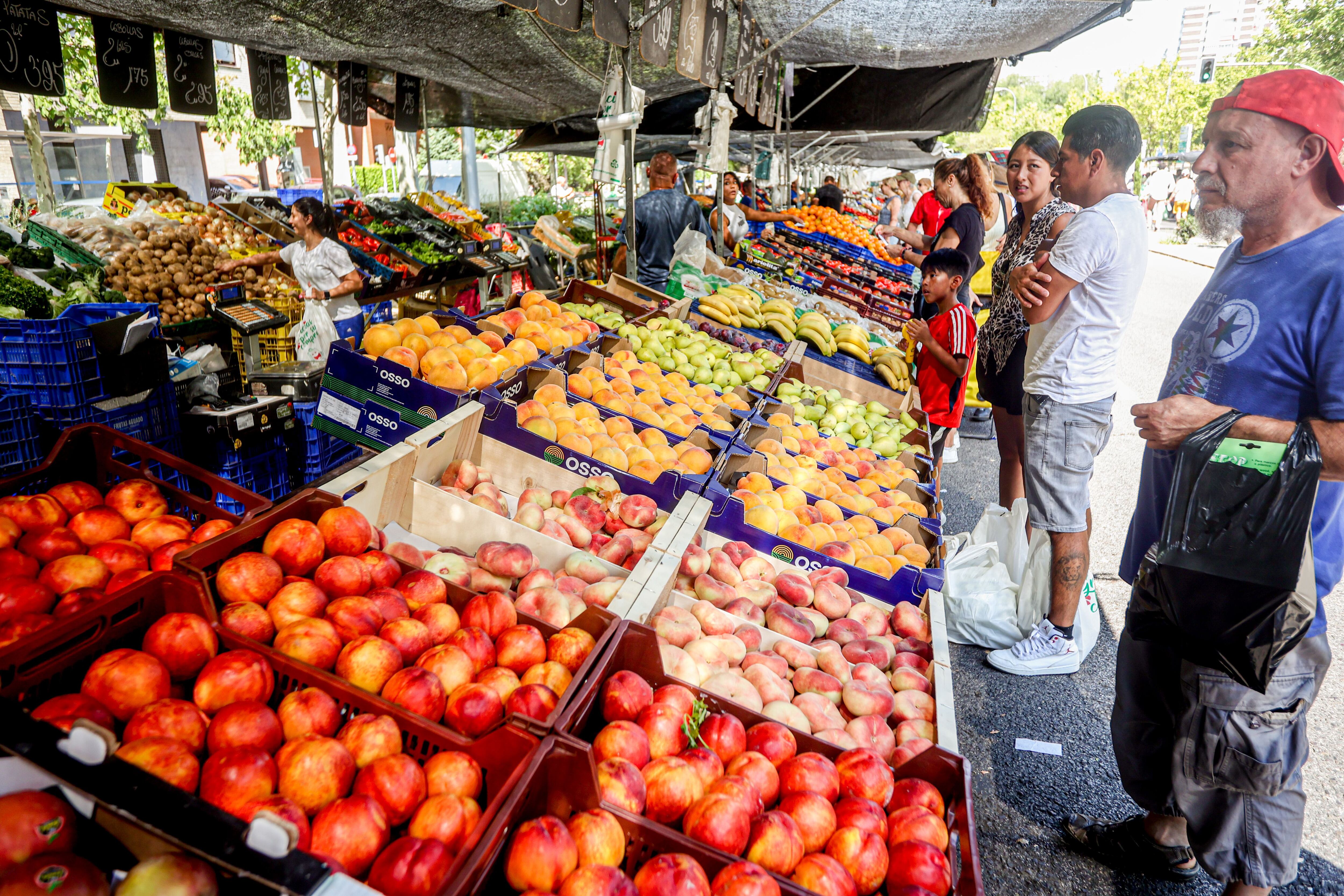 Un puesto de frutas y verduras en un mercadillo al aire libre el 31 de julio de 2022, en el distrito de Tetuán, Madrid, España.