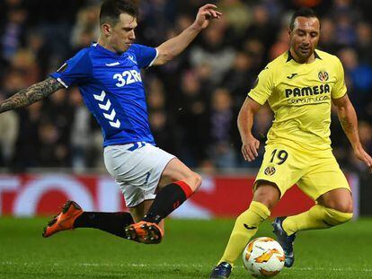 Ryan Jack intenta el pase ante Cazorla.