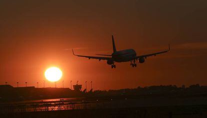 Un avión despega en el aeropuerto de El Prat.
