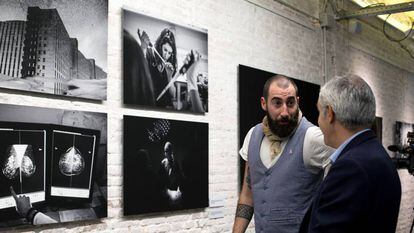 El fotoperiodista Manu Brabo, durante la inauguraci&oacute;n de la exposici&oacute;n &quot;Corresponsales de guerra en el C&aacute;ncer de Mama&quot;.