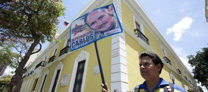 Un manifestante pide la repatriación de 'Carlos' frente al ministerio de Exteriores venezolano, en Caracas.