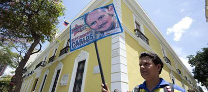 Un manifestante pide la repatriaci&oacute;n de &#039;Carlos&#039; frente al ministerio de Exteriores venezolano, en Caracas.