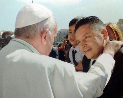 El Papa Francisco y Menéndez en el momento exacto en que se produjo el encuentro.